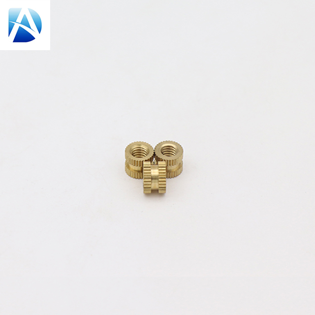 带滚花金属黄铜螺纹嵌件的机加工黄铜圆螺母的精密数控车削服务